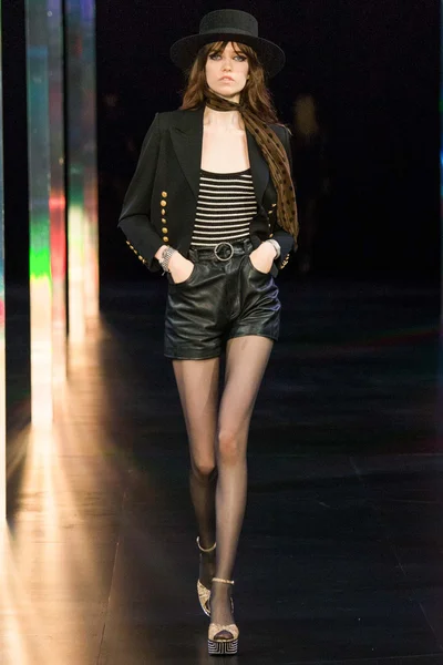 Look 16